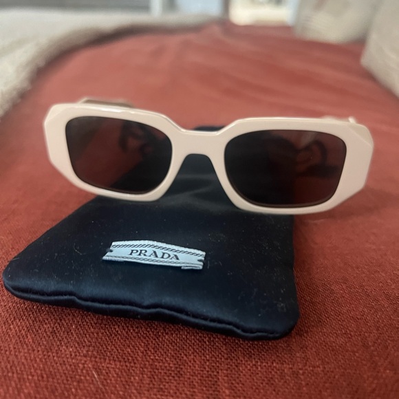 Prada sunglasses - Picture 4 of 5